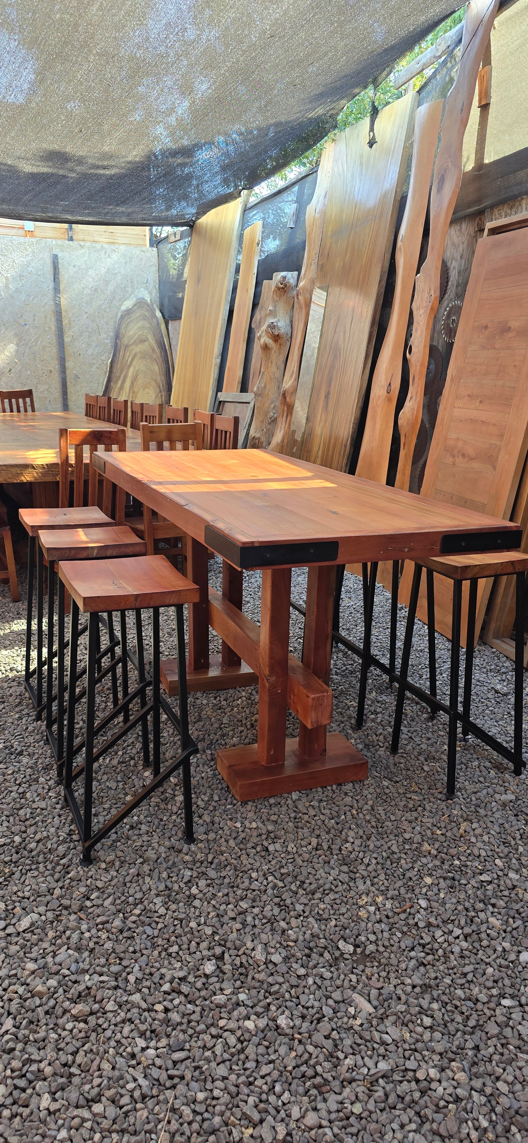 Mesa de Barra Alta Rústica de Madera y Fierro con Pisos