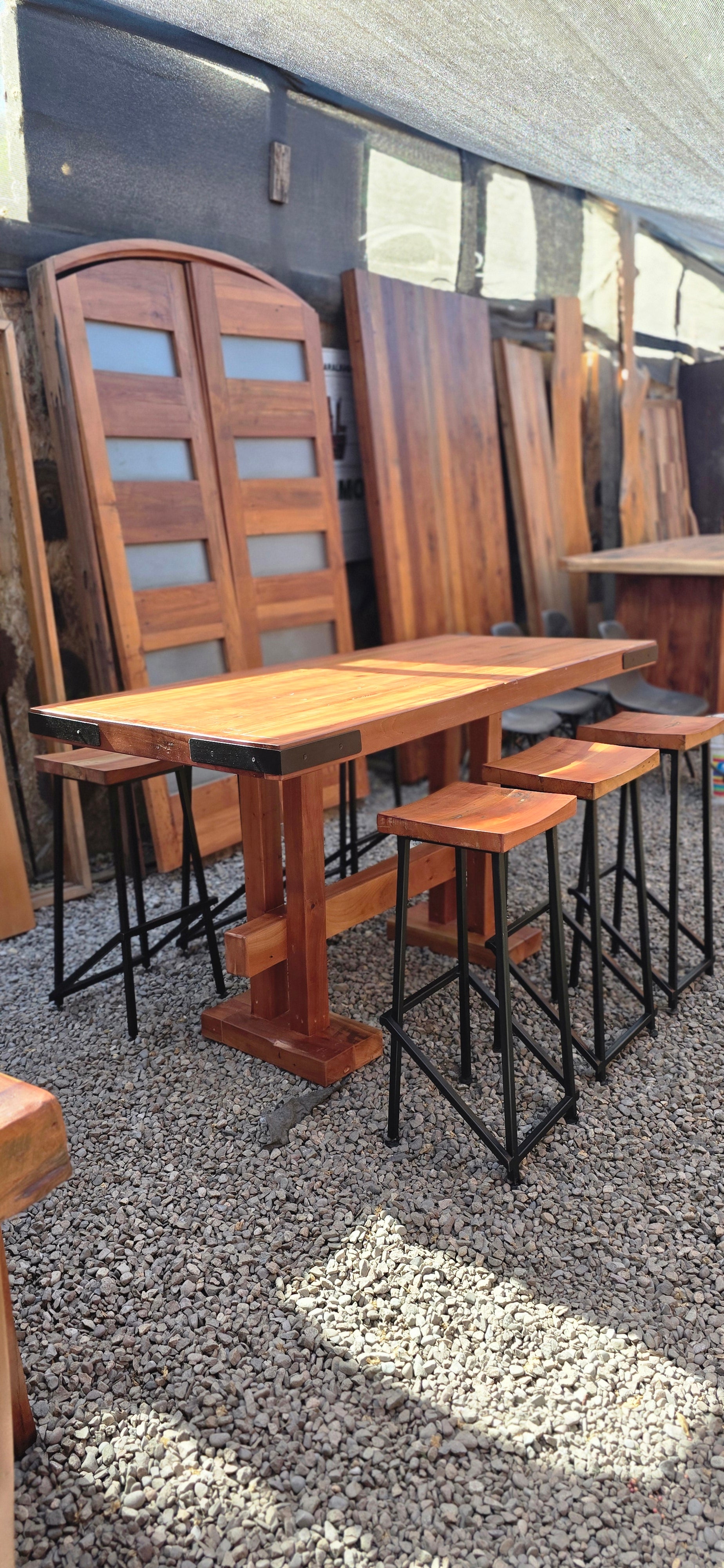 Mesa de Barra Alta Rústica de Madera y Fierro con Pisos